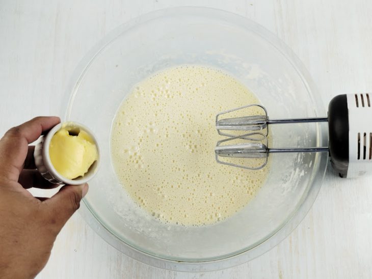 Manteiga adicionada a mistura de ovos e açúcar.