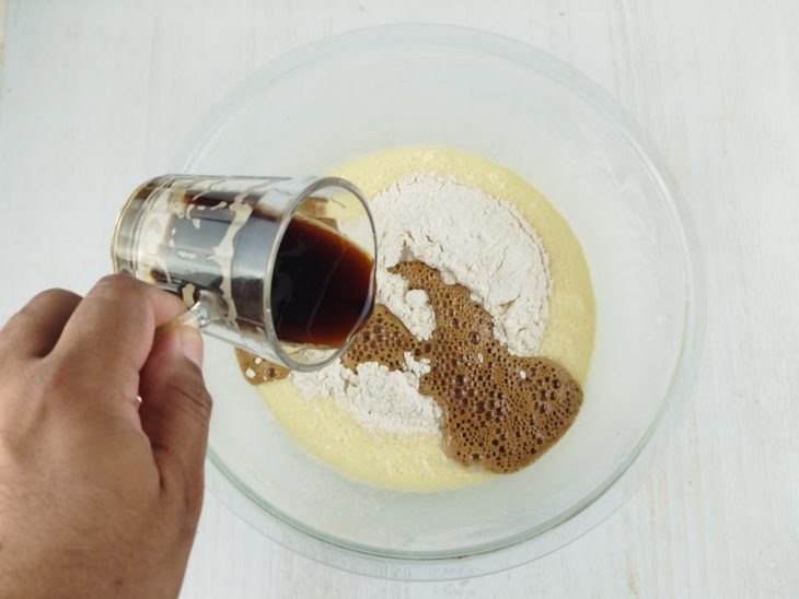 Farinha e cerveja preta adicionadas.