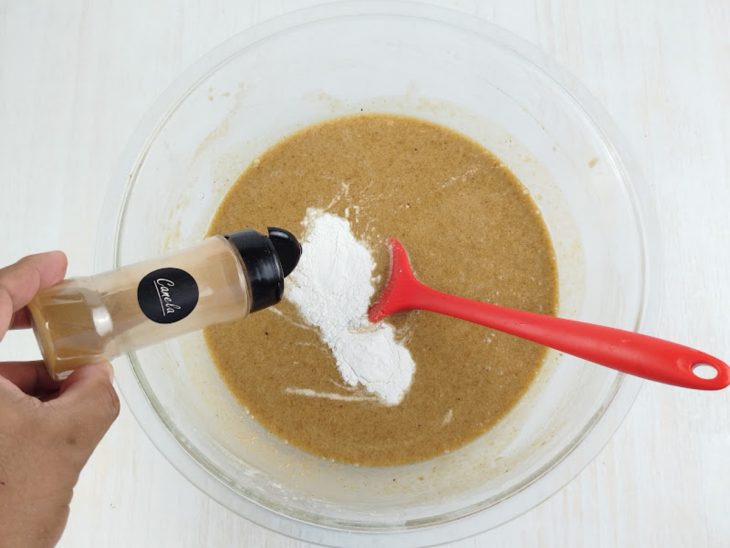 Farinha de rosca, fermento e canela adicionados na tigela.