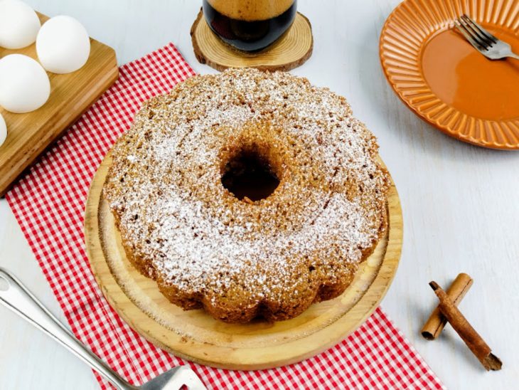 Bolo desenformado, açúcar polvilhado por cima.