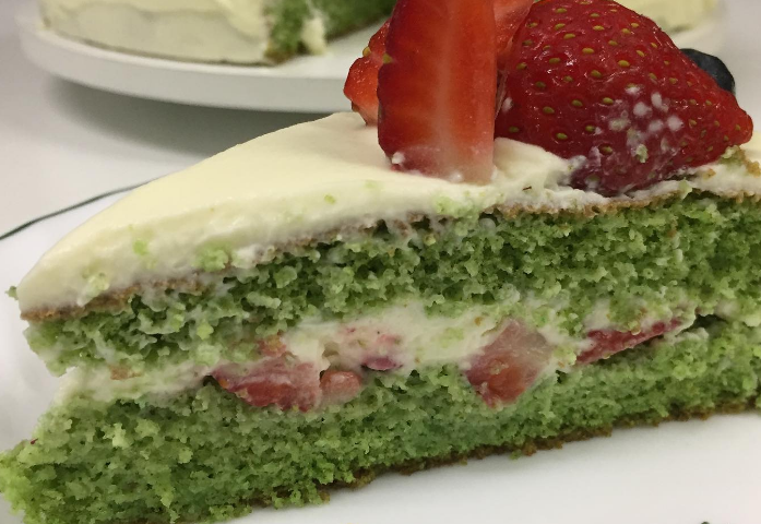 Bolo de chá verde com morango