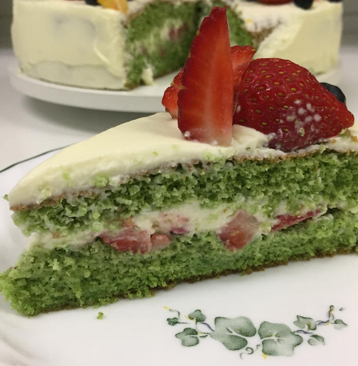 Bolo de chá verde com morango