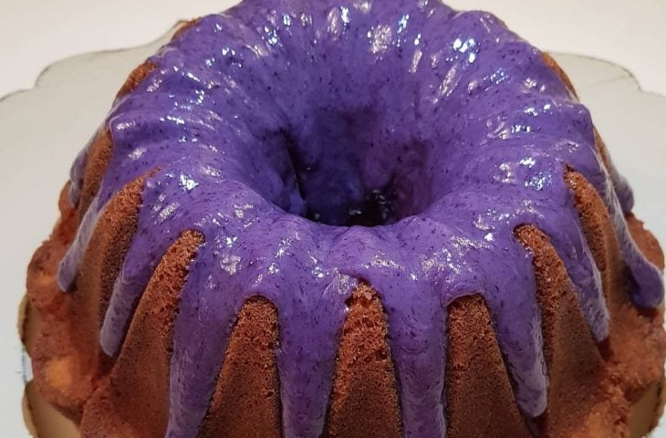 Bolo de chocolate branco com cobertura de mirtilo