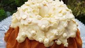 Bolo de chocolate branco com cobertura de Ninho