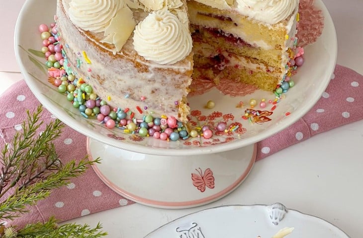 Bolo de chocolate branco e framboesa
