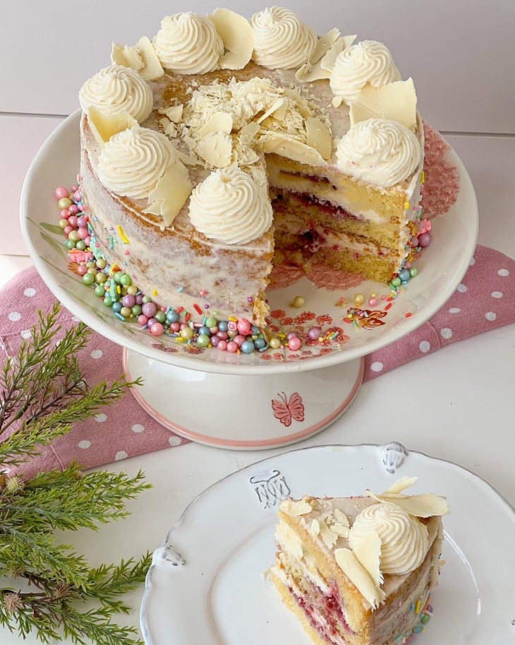 Bolo de chocolate branco e framboesa