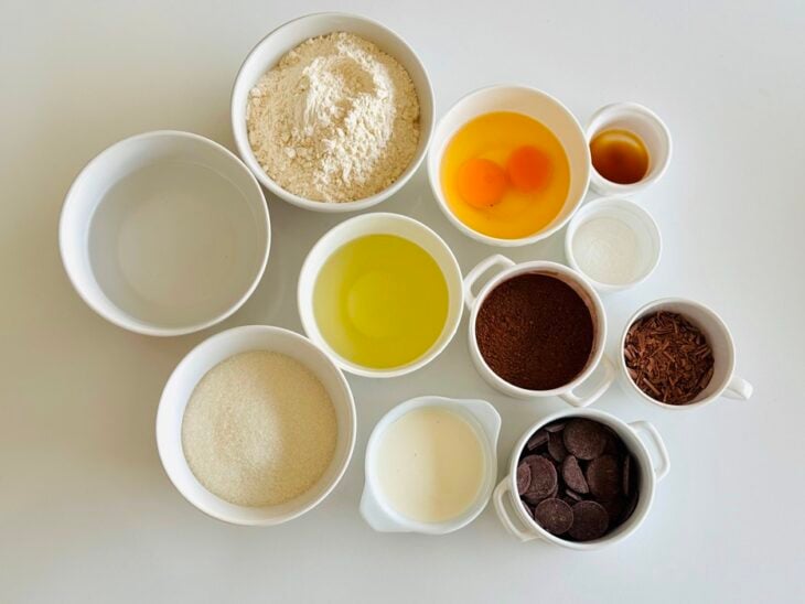 Ingredientes separados e organizados sobre a bancada para iniciar o preparo do bolo.