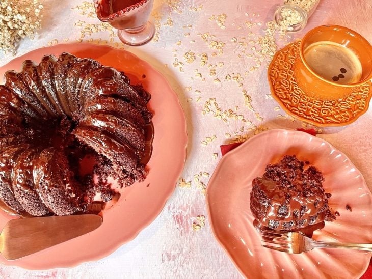 Bolo de chocolate com aveia finalizado.