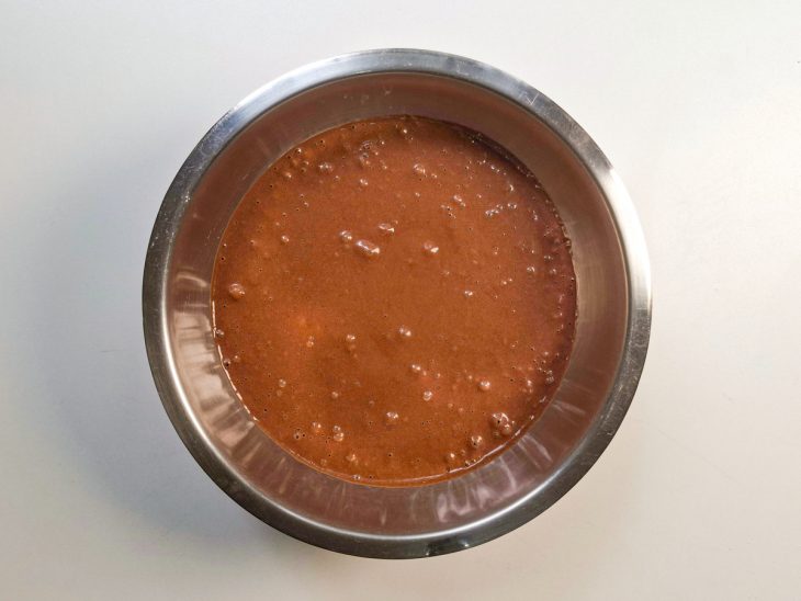 Massa líquida sendo transferida para uma tigela grande.