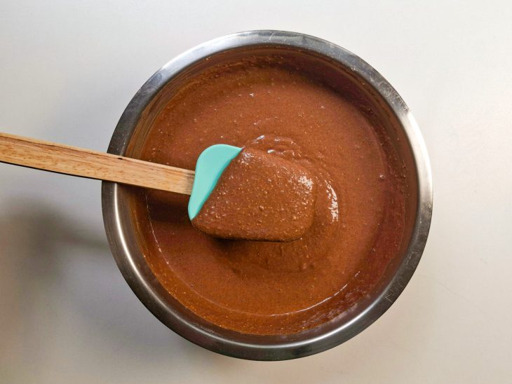 Farinha de aveia e fermento sendo misturados até formar massa lisa.