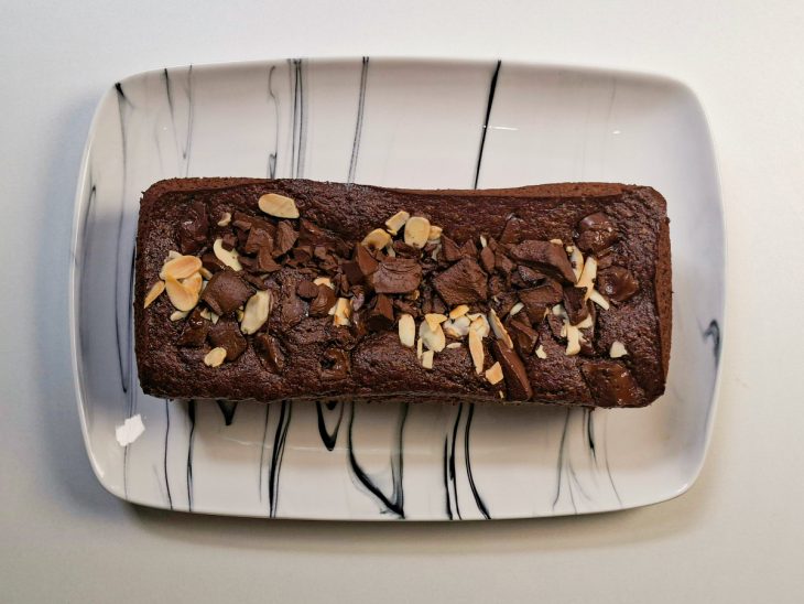 Bolo assado sendo retirado do forno e desenformado.