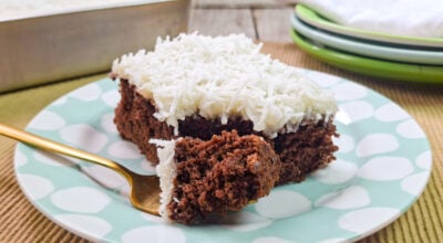 Bolo de chocolate com beijinho