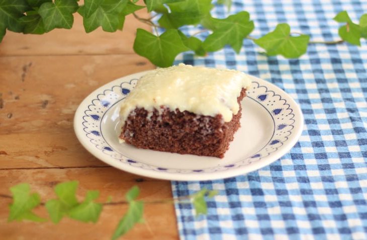 Bolo de chocolate com beijinho