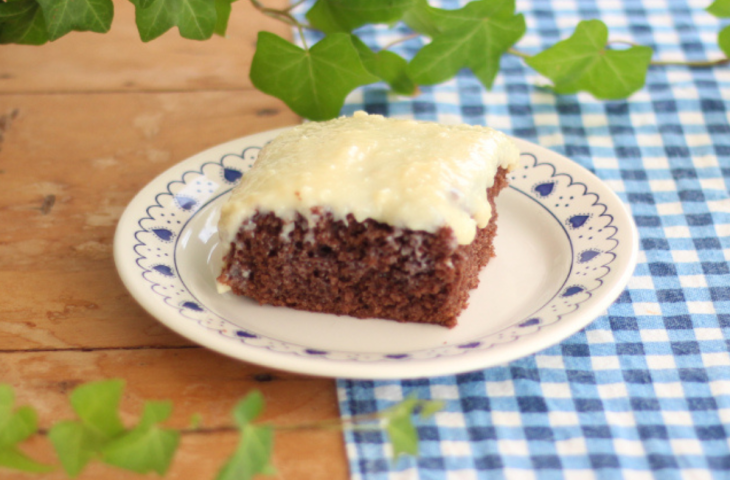 Bolo de chocolate com beijinho
