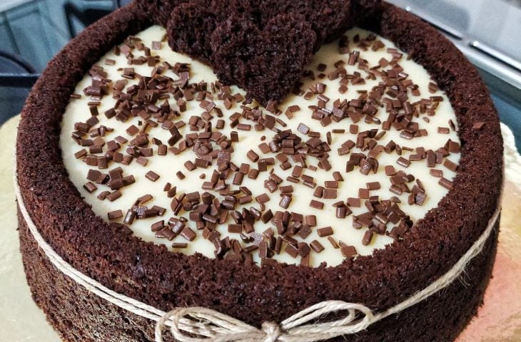 Bolo de chocolate com brigadeiro de Ninho