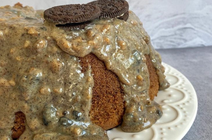 Bolo de chocolate com brigadeiro de Oreo