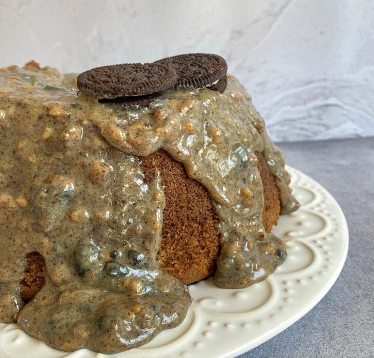 Bolo de chocolate com brigadeiro de Oreo