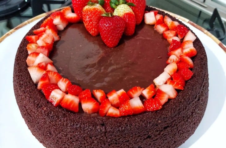 Bolo de chocolate com brigadeiro e morango