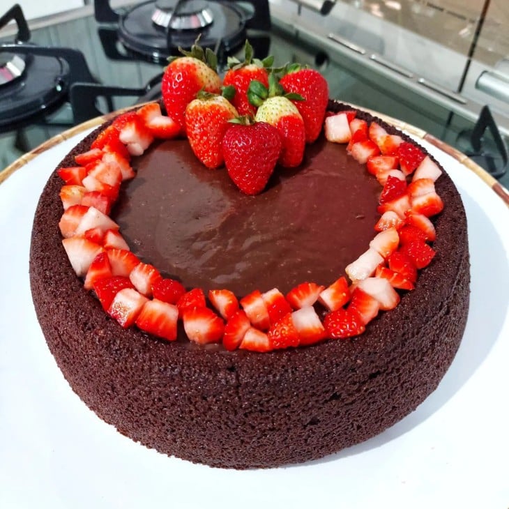 Bolo de chocolate com brigadeiro e morango