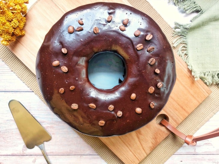 Bolo de chocolate com café pronto com cobertura de chocolate.