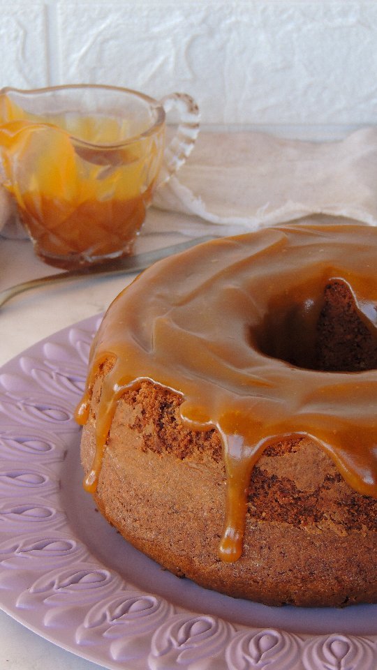 Bolo de chocolate com caramelo cremoso