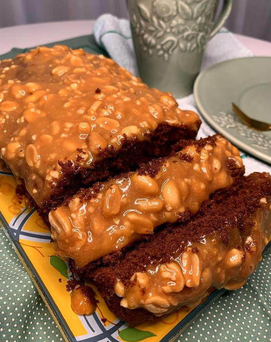 Bolo de chocolate com caramelo de amendoim