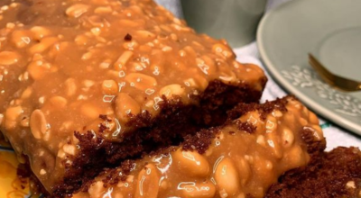 Bolo de chocolate com caramelo de amendoim