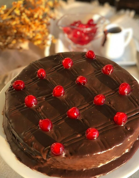 Bolo de chocolate com cereja