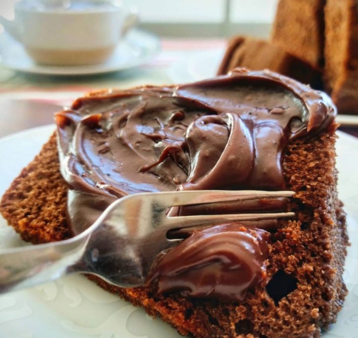 Bolo de chocolate com cobertura de brigadeiro