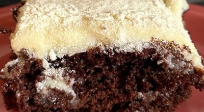 Bolo de chocolate com cobertura de brigadeiro branco