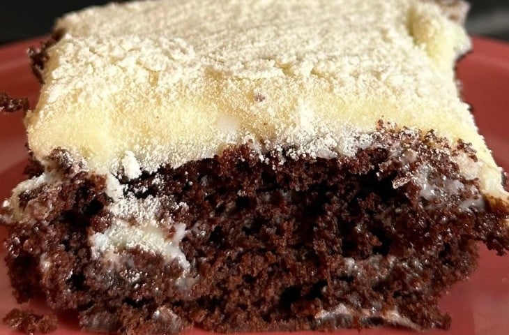 Bolo de chocolate com cobertura de brigadeiro branco