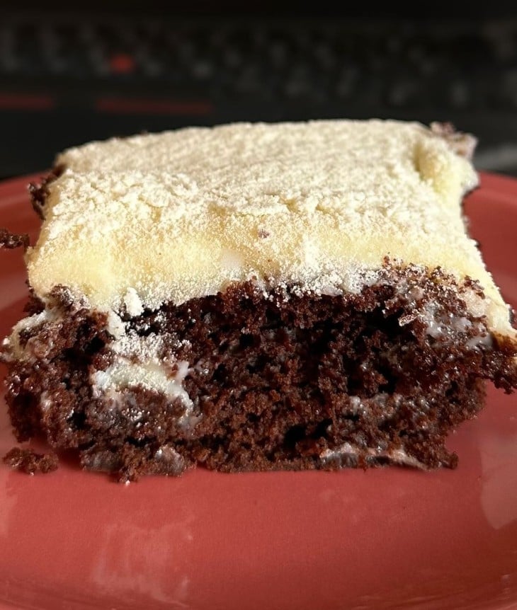 Bolo de chocolate com cobertura de brigadeiro branco