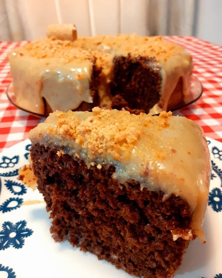 Bolo de chocolate com cobertura de brigadeiro de paçoca