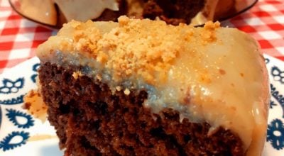 Bolo de chocolate com cobertura de brigadeiro de paçoca