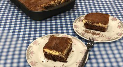 Bolo de chocolate com cobertura de maracujá