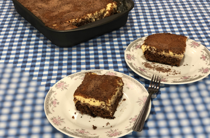 Bolo de chocolate com cobertura de maracujá