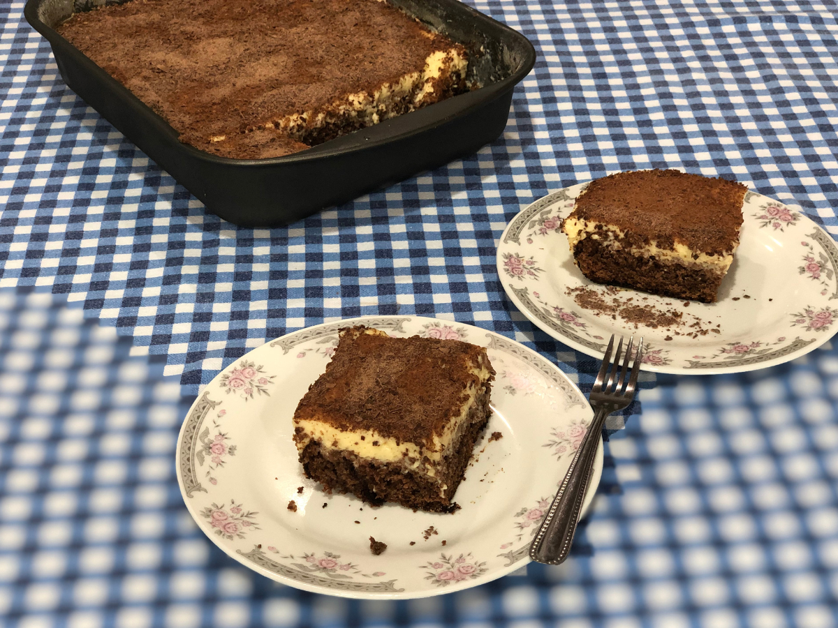 Bolo de chocolate com cobertura de maracujá
