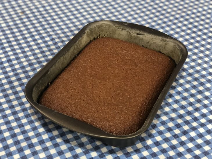 Bolo de chocolate com cobertura de maracujá - Passo a Passo