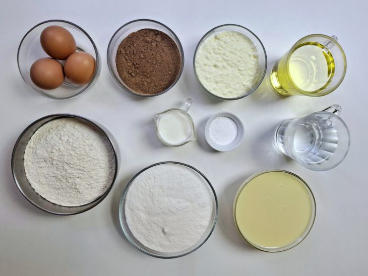 Uma bancada com os ingredientes da receita.