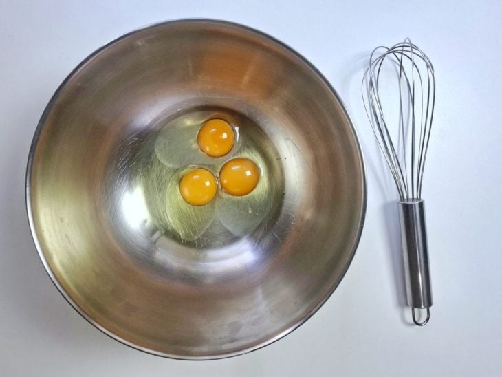 Uma tigela com os ovos.