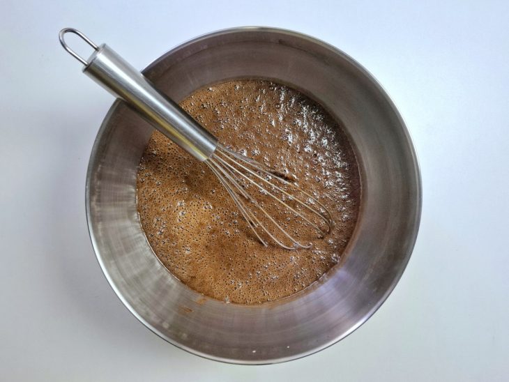 Uma tigela com a massa do bolo misturada.