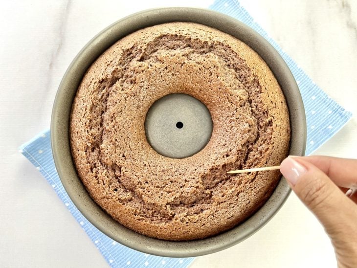 Uma forma com bolo de chocolate assado.