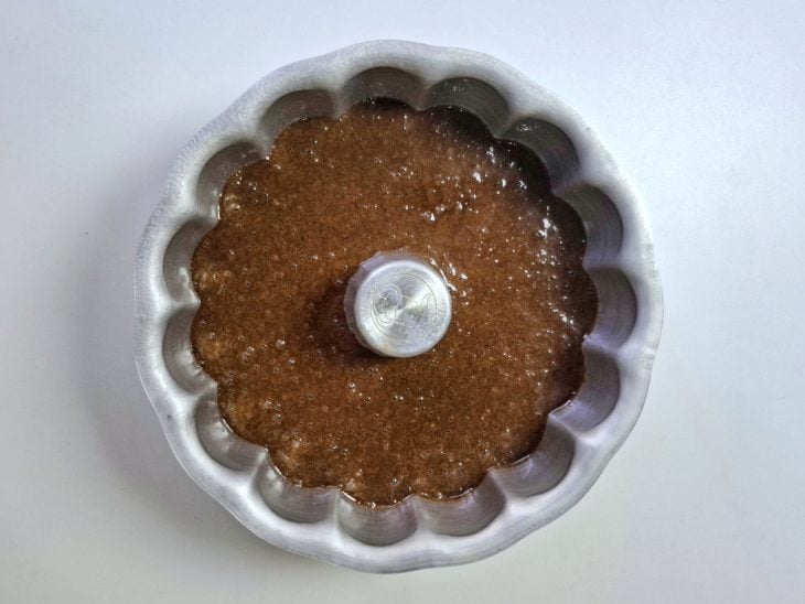 Uma forma com a massa do bolo.