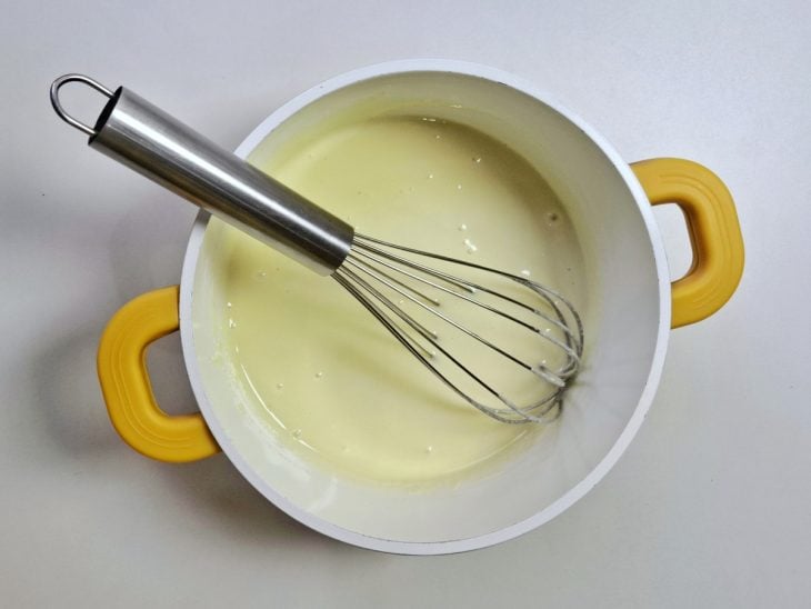 Uma panela com a mistura de leite condensado e leite em pó.