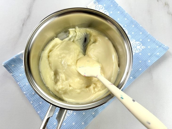 Uma panela com cobertura de Ninho cozinhando.
