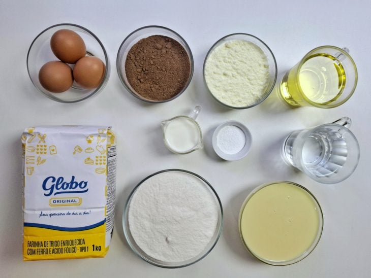 Uma bancada com os ingredientes da receita.