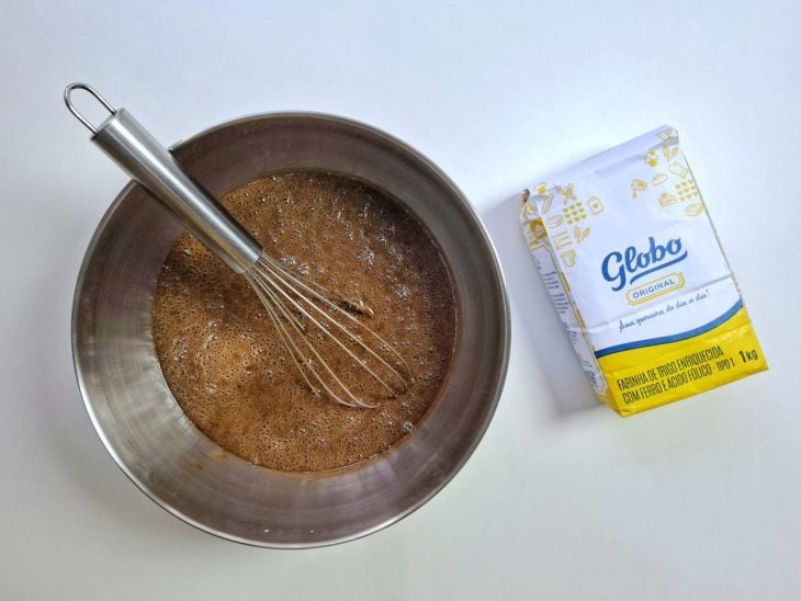 Uma tigela com a massa do bolo misturada.