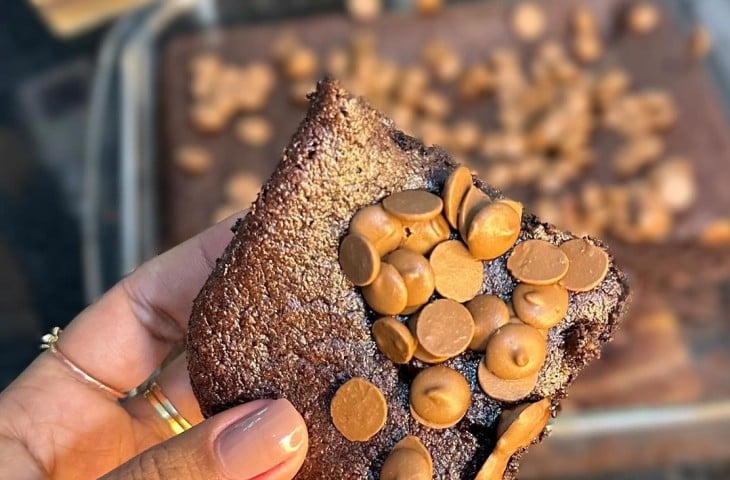 Bolo de chocolate com coco ralado