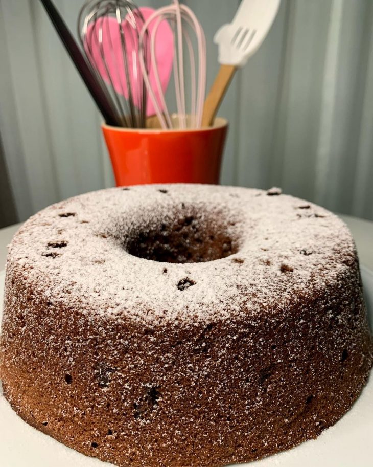 Bolo de chocolate com creme de leite