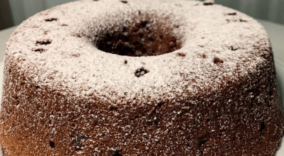 Bolo de chocolate com creme de leite